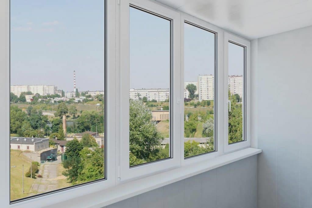 Ventana de una vivienda con aluminio blanco