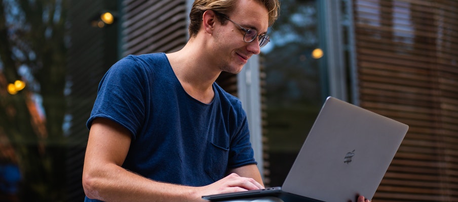 chico consultando la diferencia entre inmótica y domótica en internet