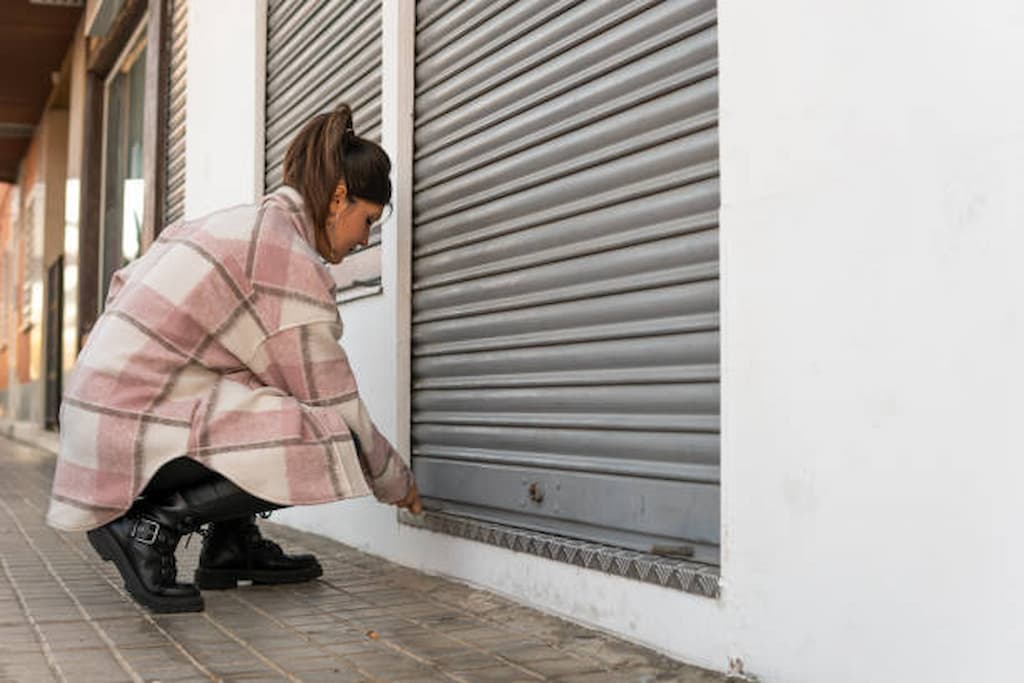 persiana metálica de aluminio en local